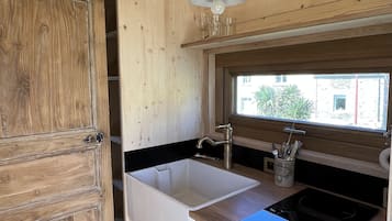 Fridge, oven, stovetop, electric kettle