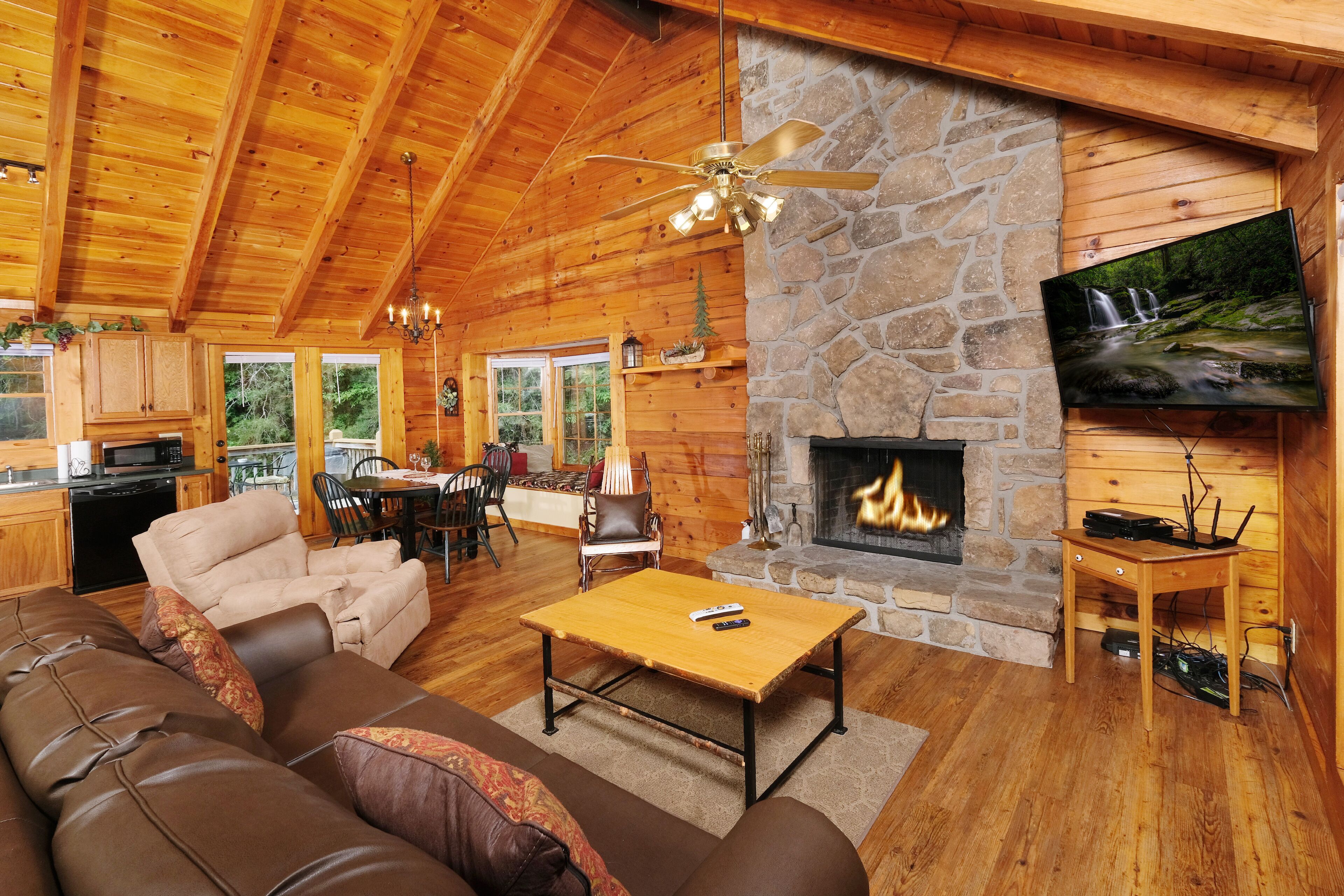 Private 1 Bedroom Honeymoon Cabin, Back Yard with Hot Tub on a Gazebo!