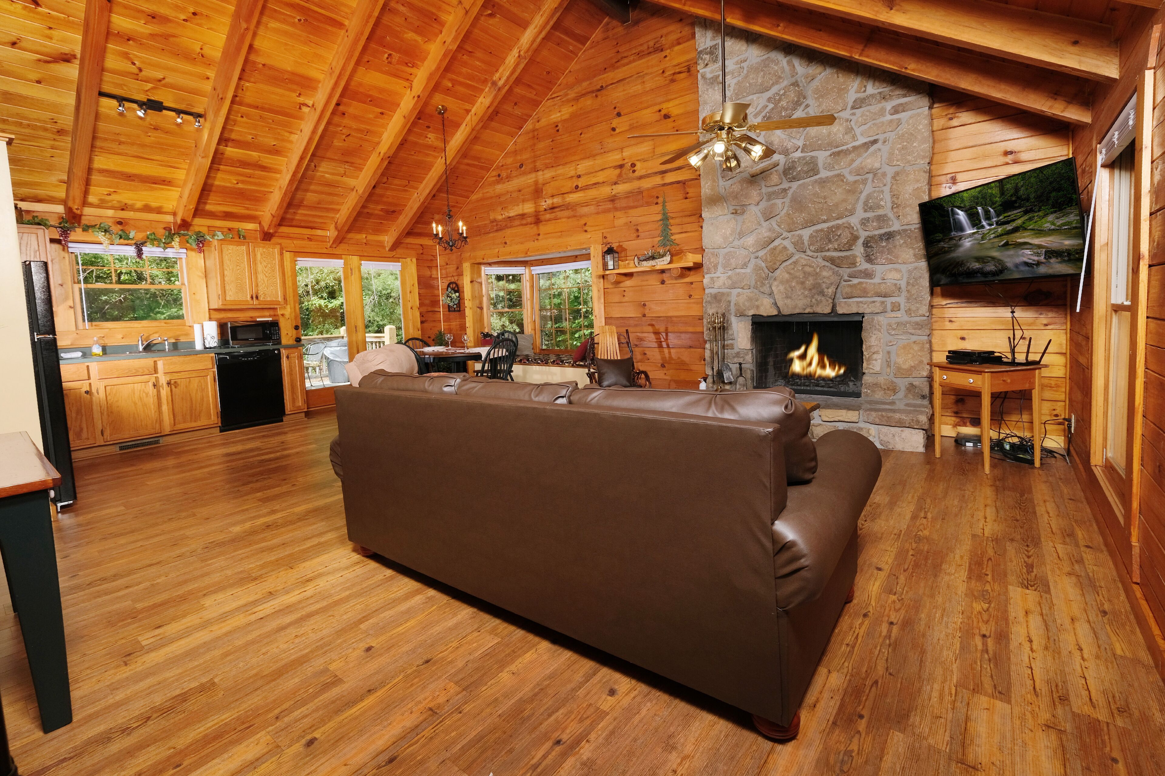 Private 1 Bedroom Honeymoon Cabin, Back Yard with Hot Tub on a Gazebo!