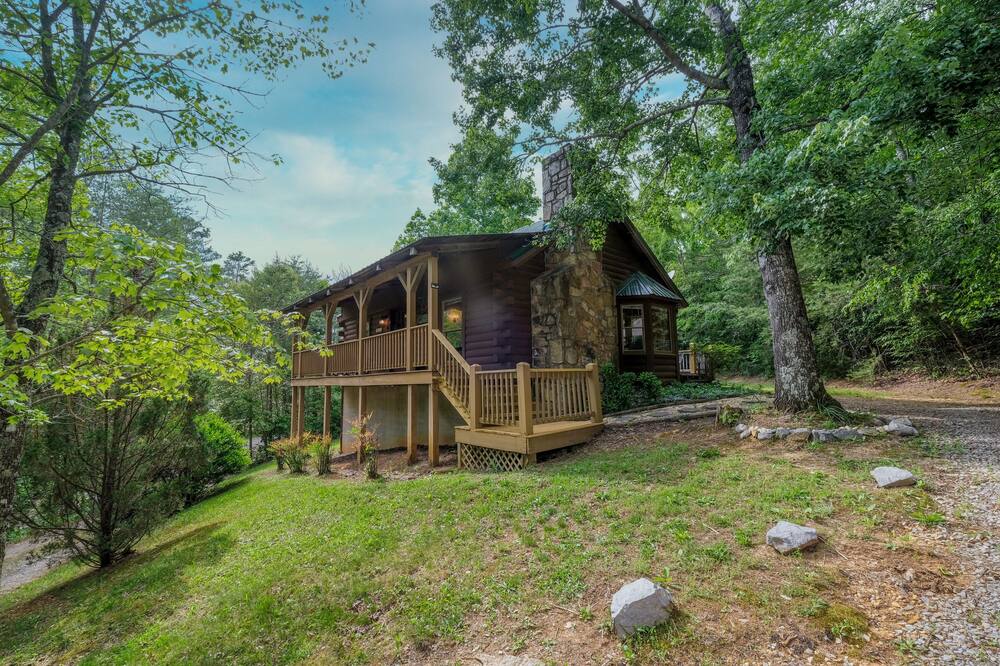 Private 1 Bedroom Honeymoon Cabin, Back Yard with Hot Tub on a Gazebo!