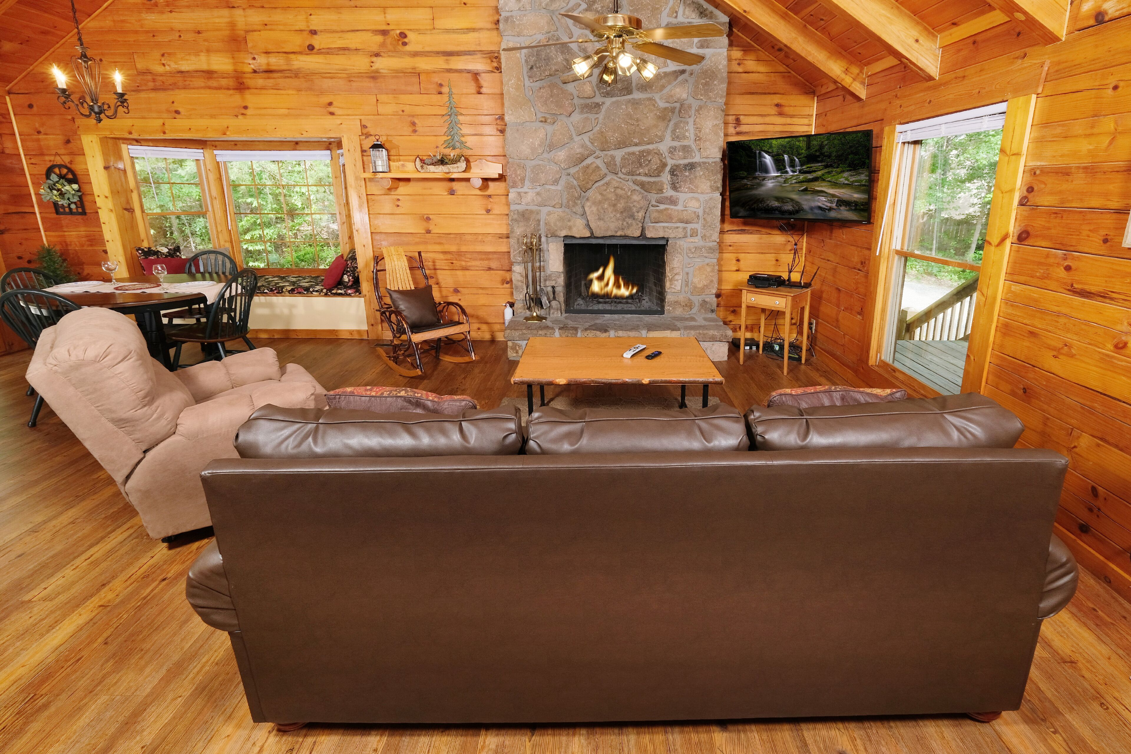 Private 1 Bedroom Honeymoon Cabin, Back Yard with Hot Tub on a Gazebo!