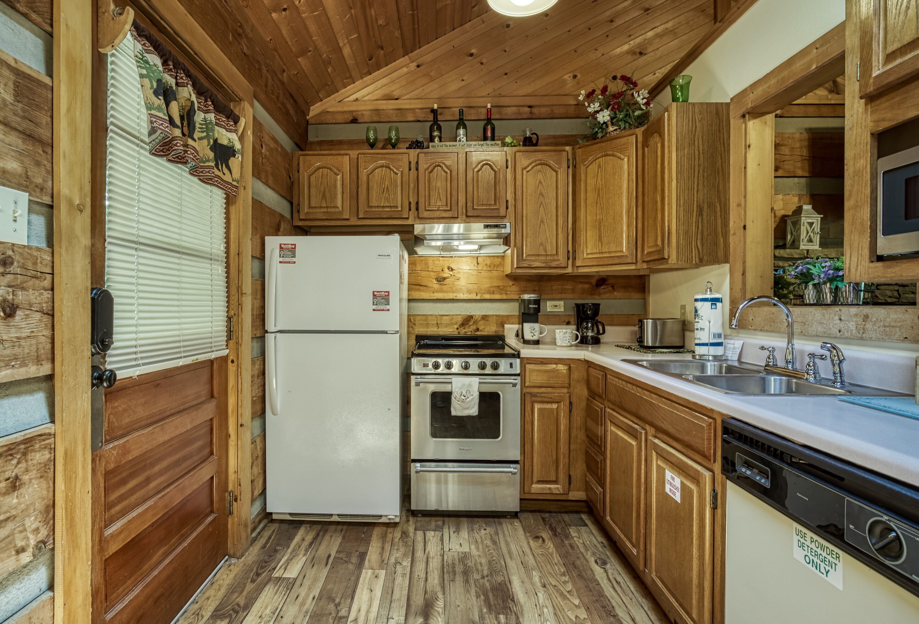 Wooded perfect couples cabin with hot tub. Near Pigeon Forge, Wears Valley.