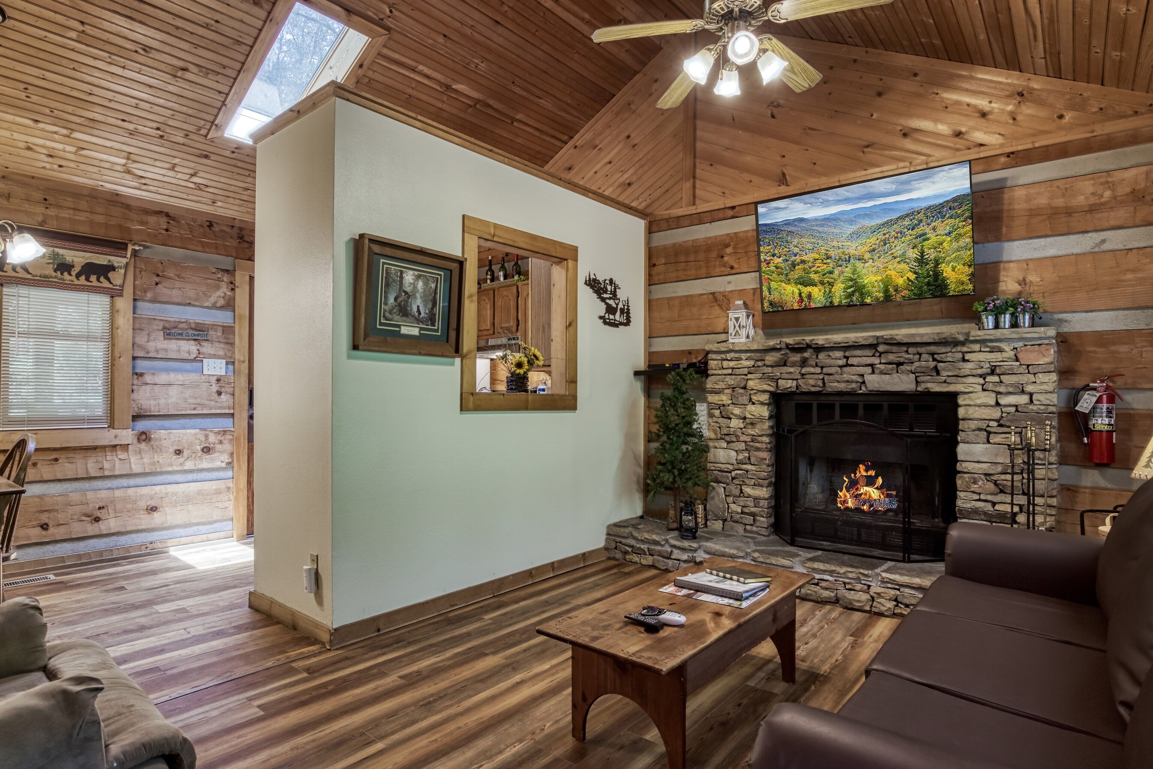 Wooded perfect couples cabin with hot tub. Near Pigeon Forge, Wears Valley.