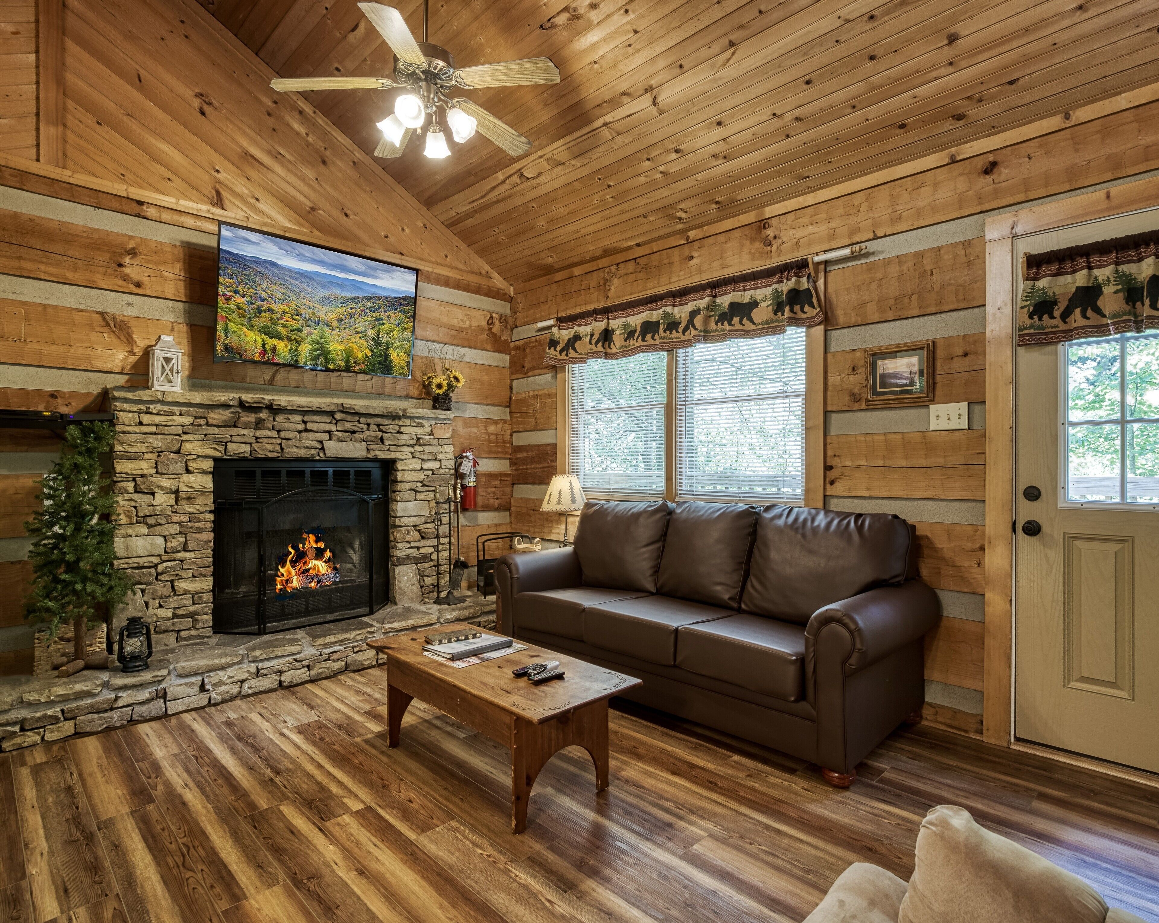 Wooded perfect couples cabin with hot tub. Near Pigeon Forge, Wears Valley.