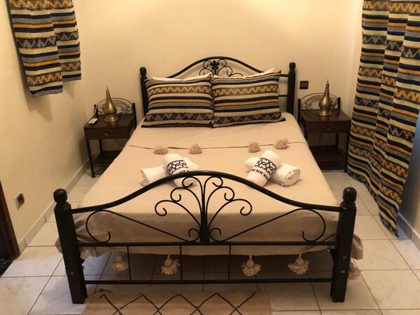 3 عدّة غرف نوم وملاءات أسرّة