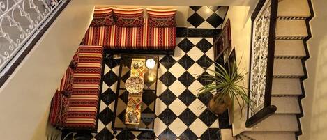 المنشأة من الداخل