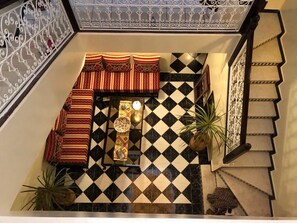 المنشأة من الداخل