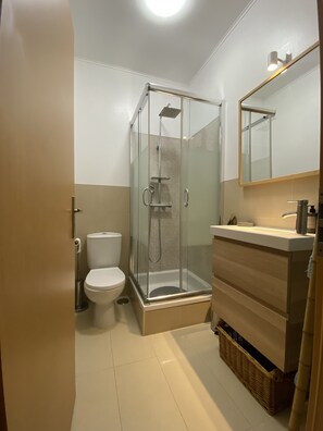 Dutxa, banyera d'hidromassatge, assecador de cabells i bidet 