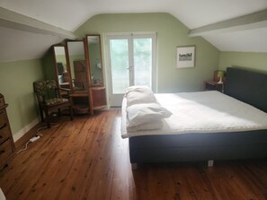 5 chambres, bureau, fer et planche à repasser, lit parapluie