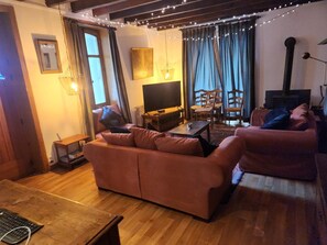 TV connectée, cheminée, lecteur de DVD, table de tennis de table