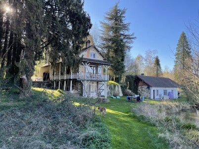 Idyllic house by lake at the gateway to the Dordogne (Périgord)
