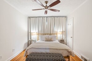 4 habitaciones, tabla de planchar con plancha y cuna de viaje 