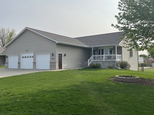 Spacious and beautiful 3,020 square foot 5-bedroom walkout