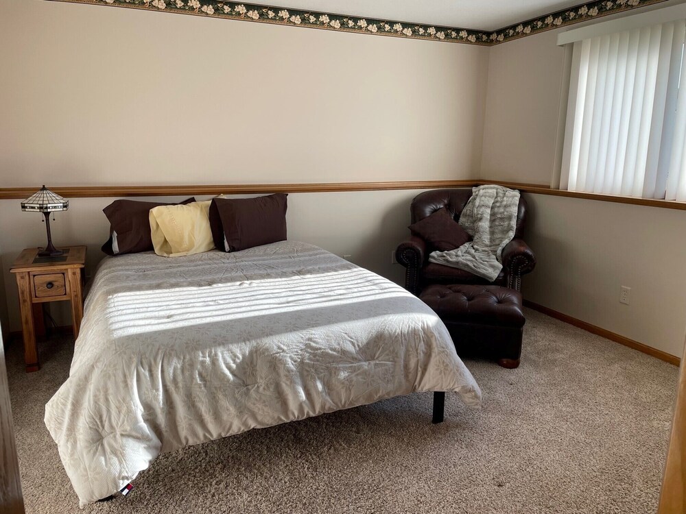 Charming small town 5bedroom walkout home on corner lot.. Hutchinson