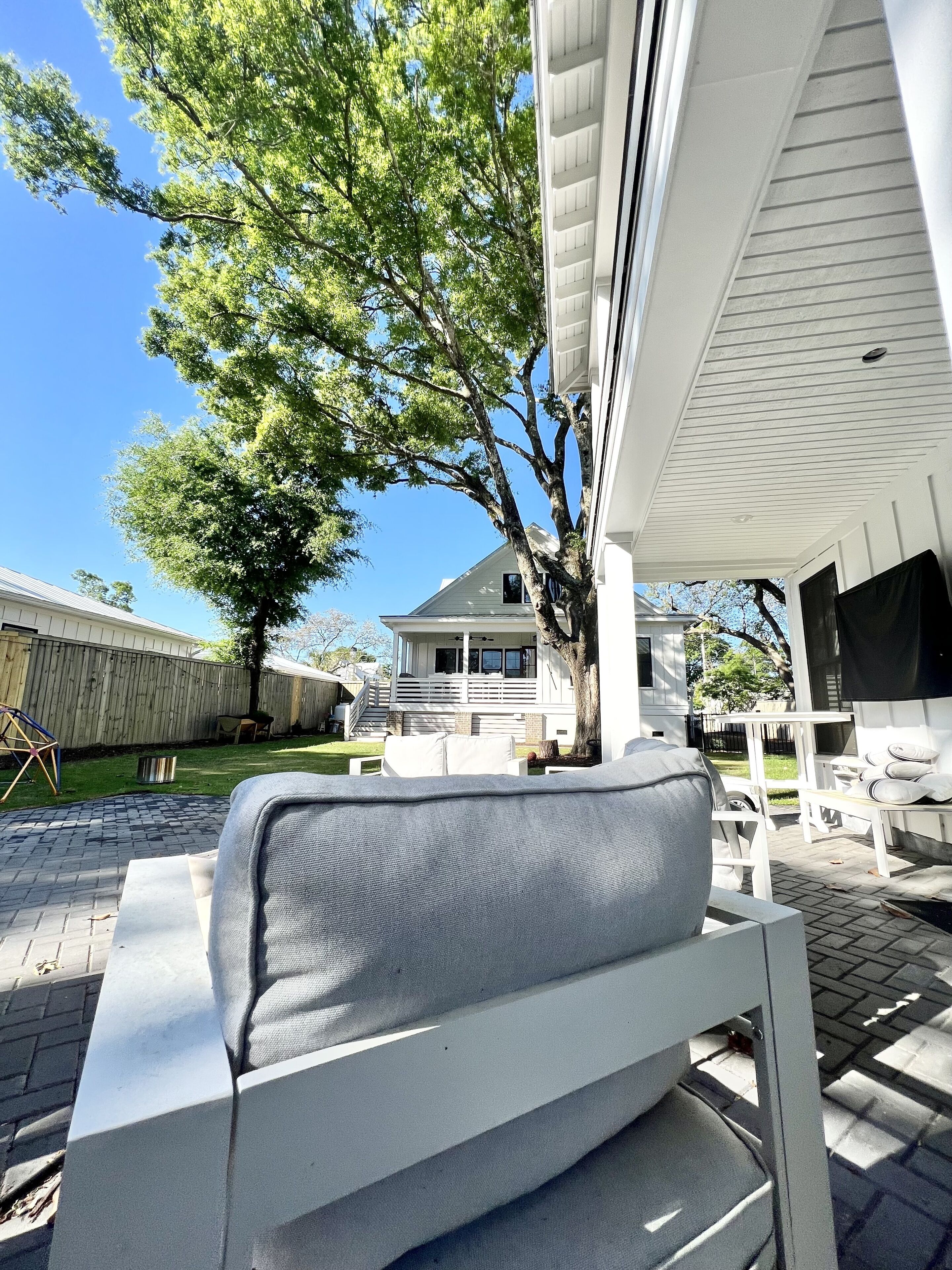 LOCATION! 5 min to beach & DWTN! Walk to Restaurants, Parks, Shops, Nightlife!