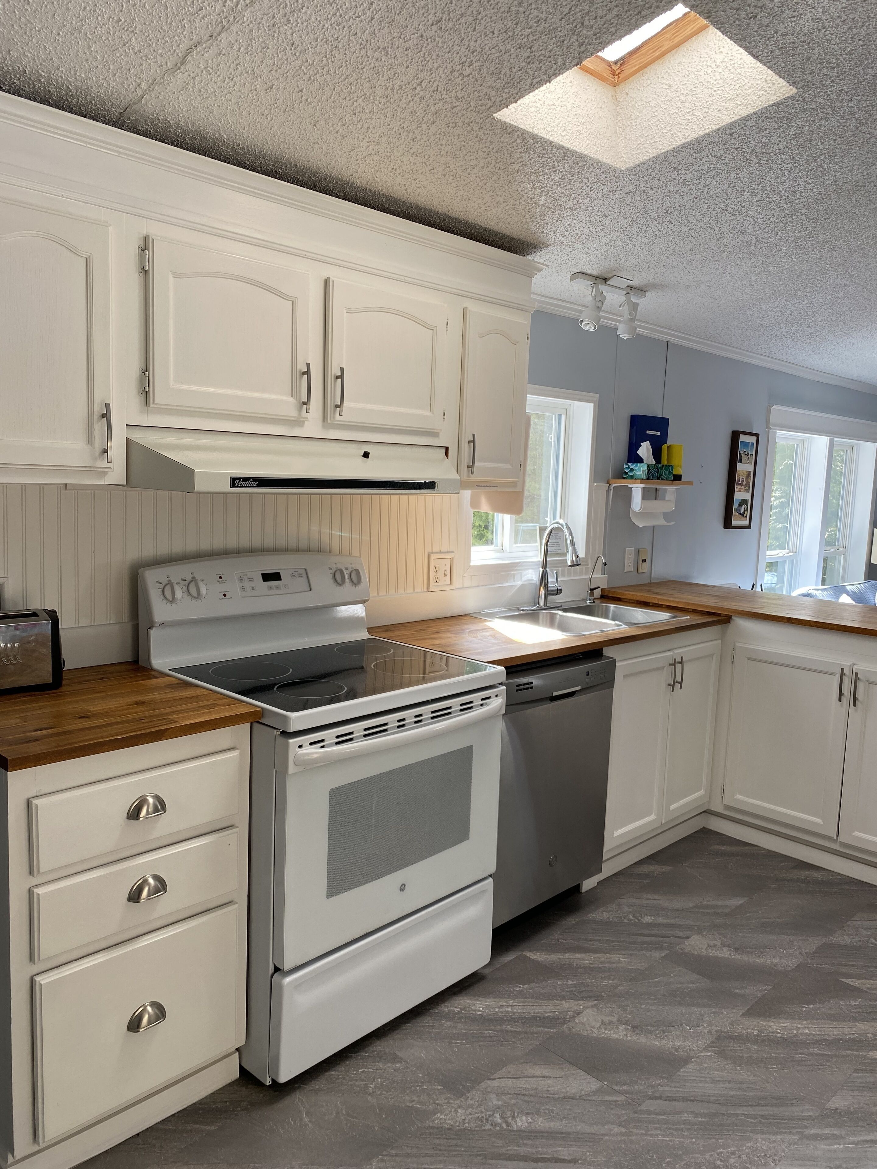 Lakefront 3-bedroom family friendly cottage on Lake Kagawong