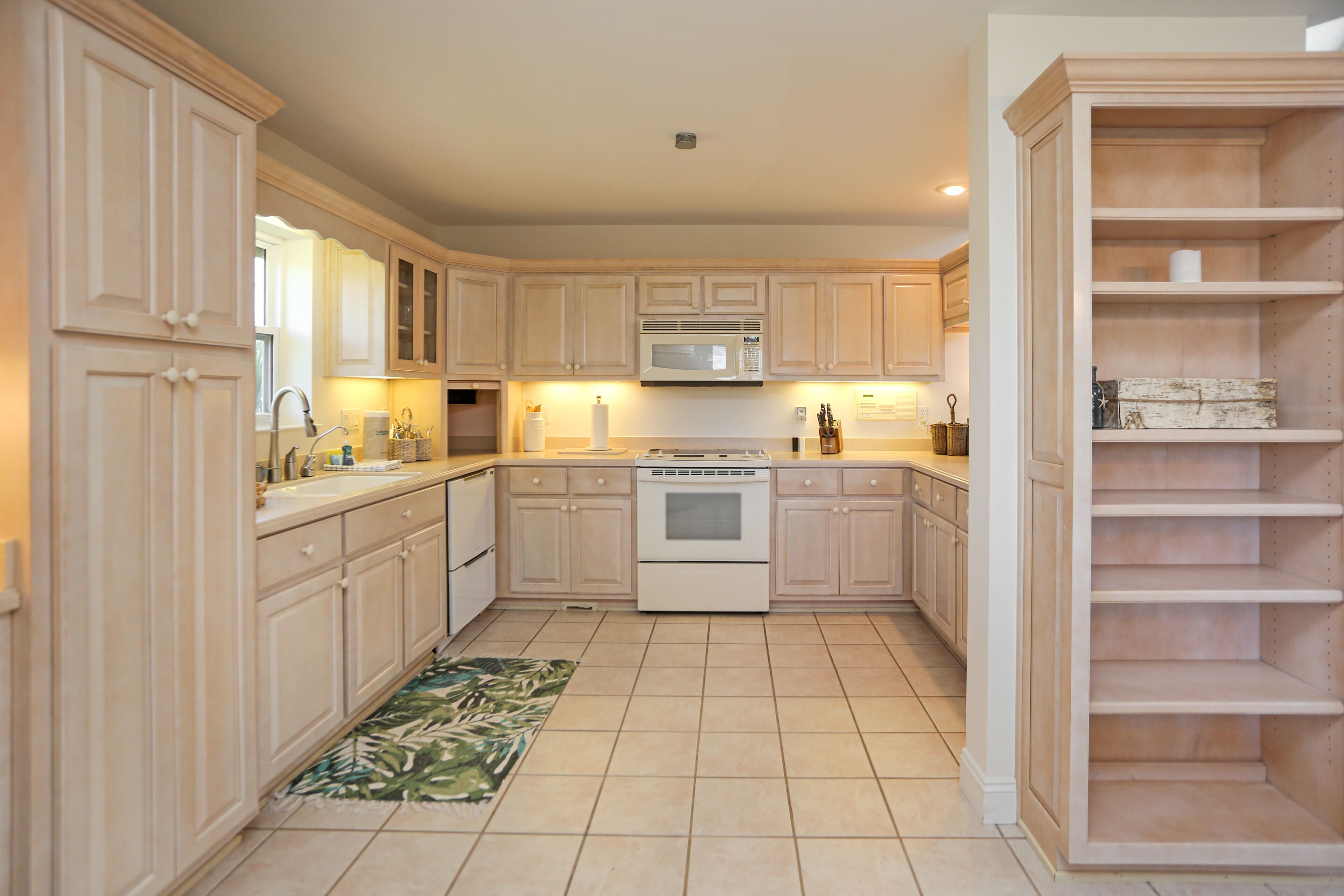 Near Community Pool, Pickleball, Playground, Beach & Bay ~ Seaside Retreat