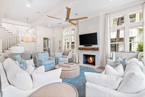 Smart TV, chimenea, tenis de mesa y estéreo 