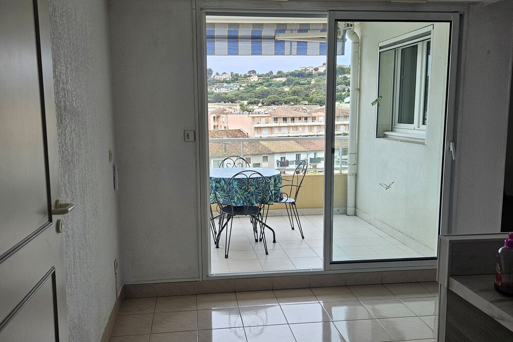 5 -th floor with elevator very quiet 3 50 m from the Beach on Foot