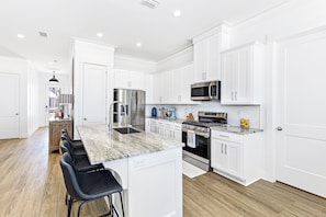 冰箱、微波炉、烤箱、炉灶