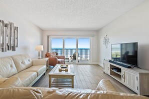 TV - Direct Beachfront Living with Oversized Balcony (Redington Shores)
