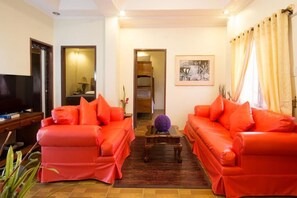 Living area - Foxy's Beach Resort  (San Vicente)