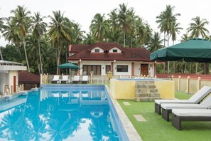 Pool - Foxy's Beach Resort  (San Vicente)