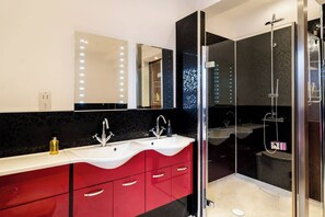 Badewanne, Haartrockner, Handtücher, Shampoo