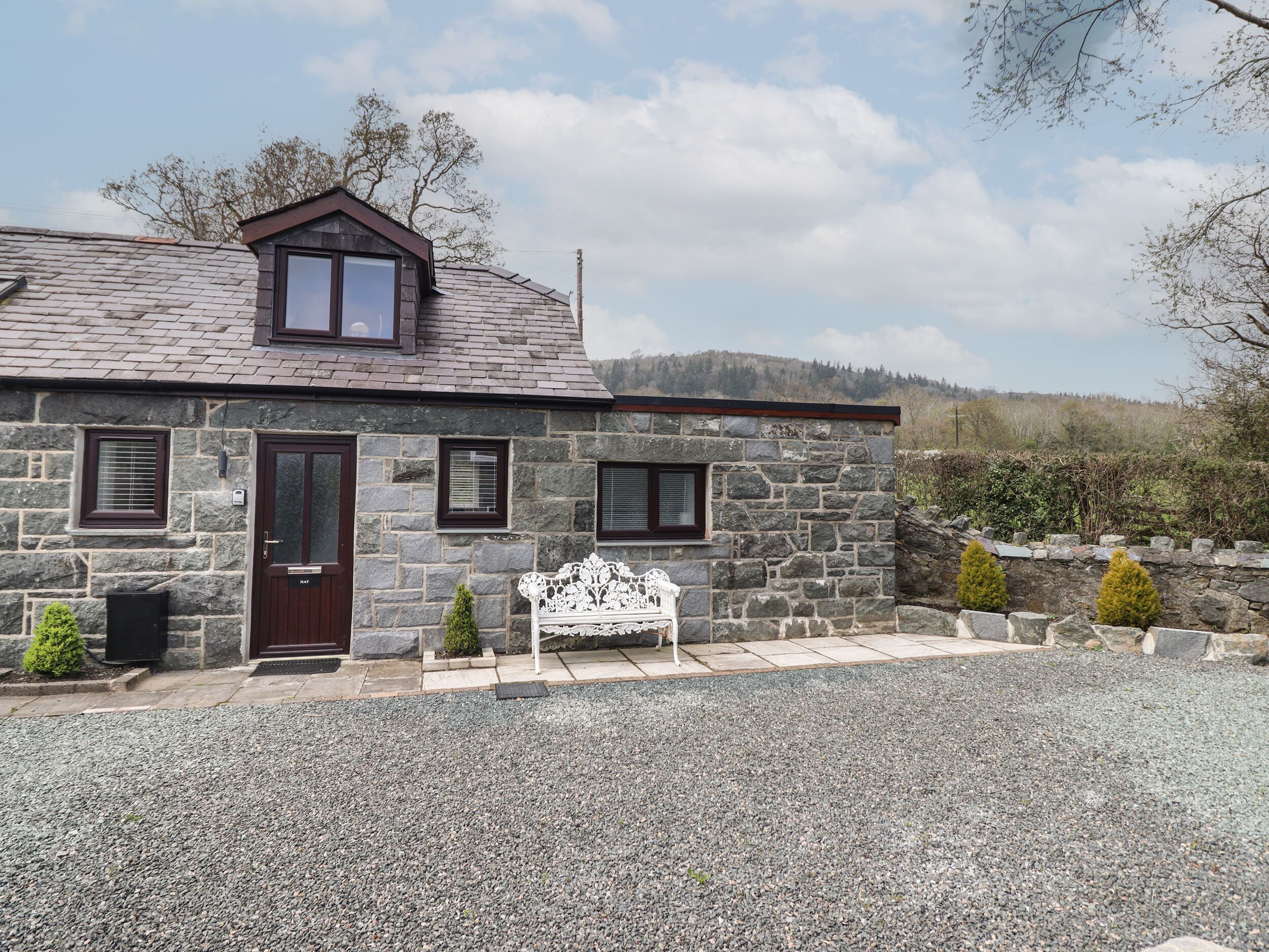 HAY COTTAGE, romantic, character holiday cottage in Conwy
