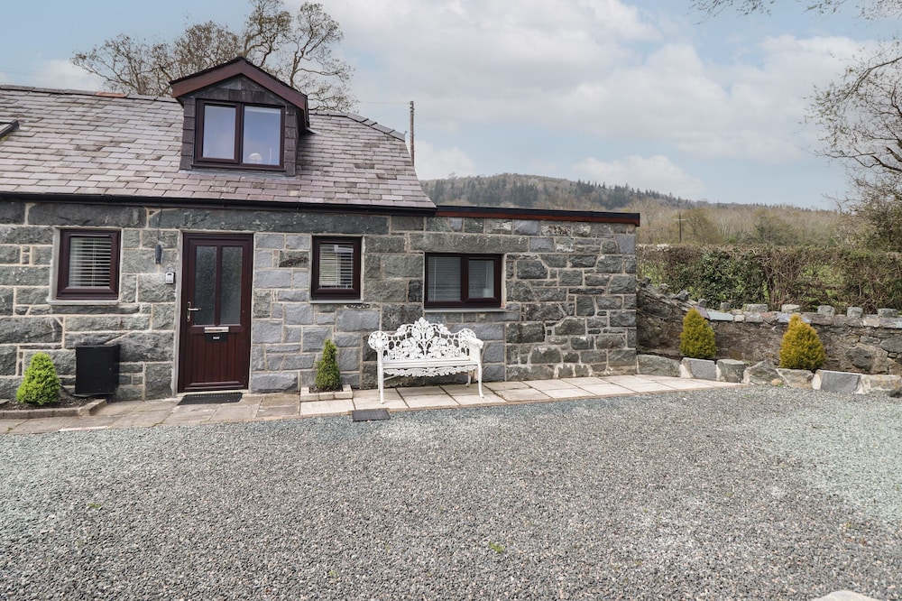 HAY COTTAGE, romantic, character holiday cottage in Conwy