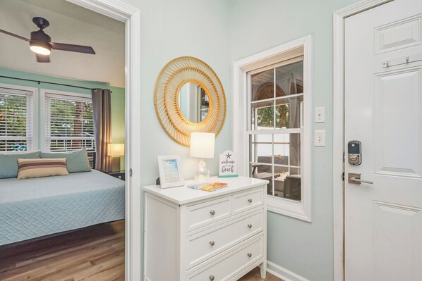 4 bedrooms, iron/ironing board, travel cot, Internet - Wish Upon A Starfish: Ranch Home Just a Short Walk from Shops and Dining (Oak Island)