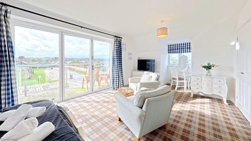 Stunning Coastal Cottage - Sleeping 10 in 4 Bedrooms - Pool and Beach Access Included.