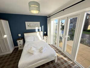 4 slaapkamers, een strijkplank/strijkijzer, reisbedje, gratis wifi