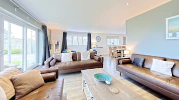 Smart TV, fireplace, table tennis