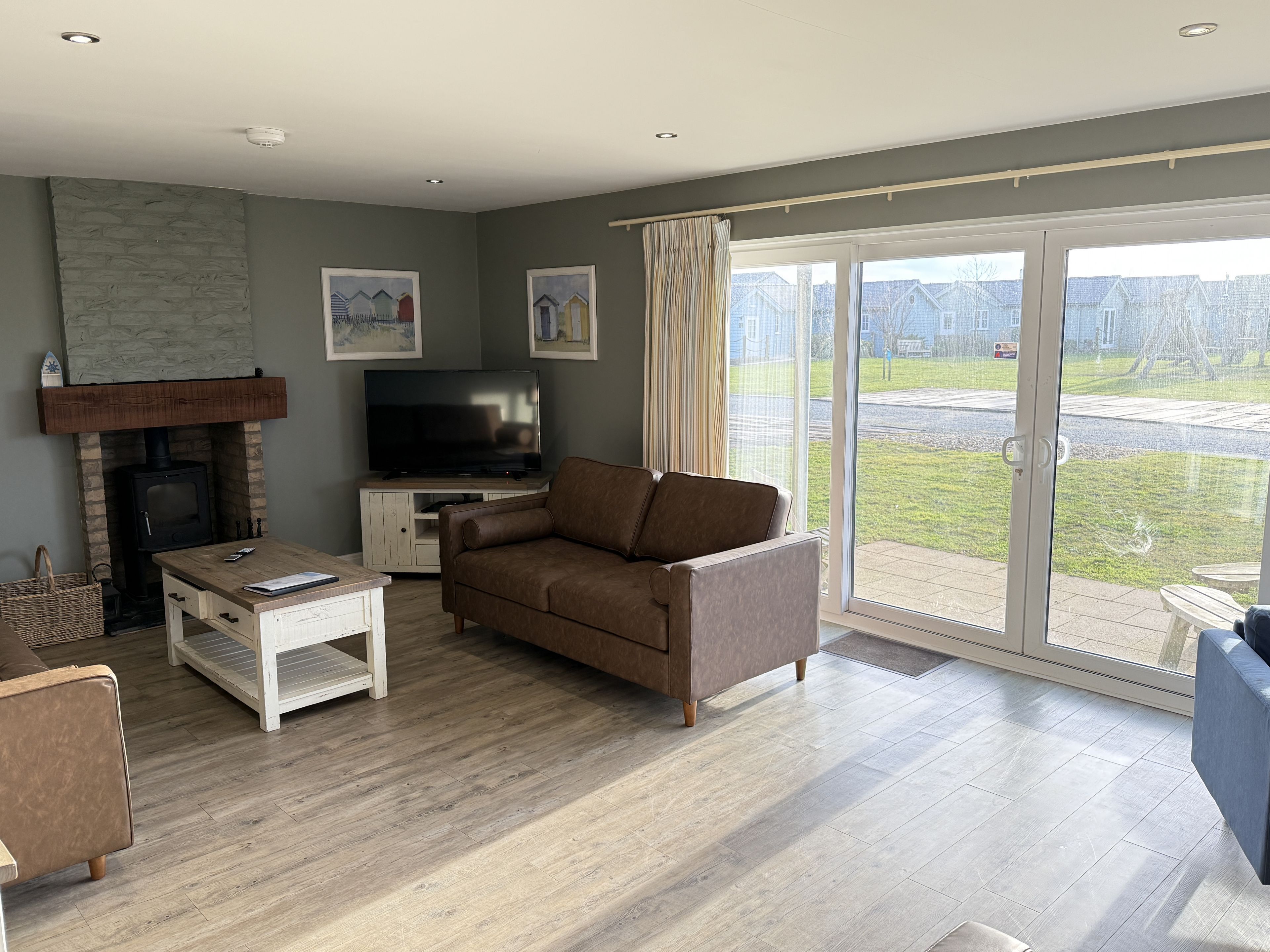 Smart TV, fireplace, ping pong