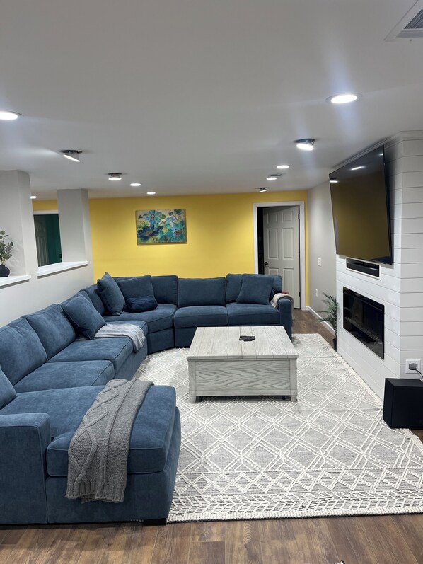 Smart TV, chimenea y futbolito 