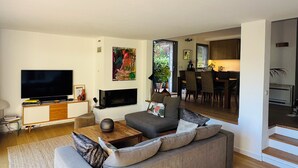 Smart TV, fireplace