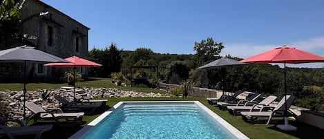 Una piscina al aire libre, una piscina climatizada