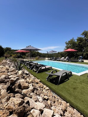 Una piscina al aire libre, una piscina climatizada