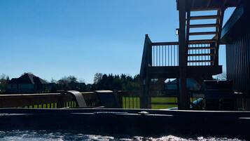 Bañera de hidromasaje al aire libre