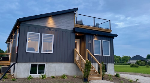 HOT TUB, ROOFTOP PATIO AND SUNSET LAKE VIEWS!!! Dogs welcome!