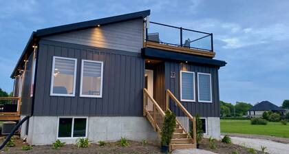 HOT TUB, ROOFTOP PATIO AND SUNSET LAKE VIEWS!!! Dogs welcome!