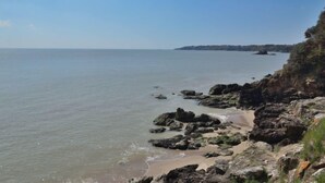 A coastal landscape with rocky terrain and a sandy beach. - Charme de Villès Martin by Interhome (Saint Nazaire)