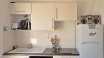 Réfrigérateur, micro-ondes, grille-pain