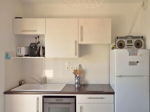 Réfrigérateur, micro-ondes, grille-pain