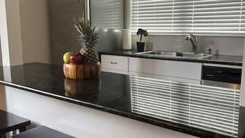 Een koelkast, een microgolfoven, een oven, een kookplaat