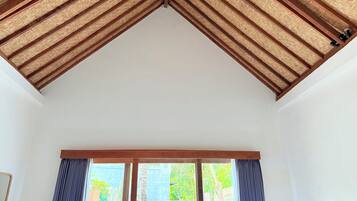 2 bedrooms, down comforters, desk, free WiFi