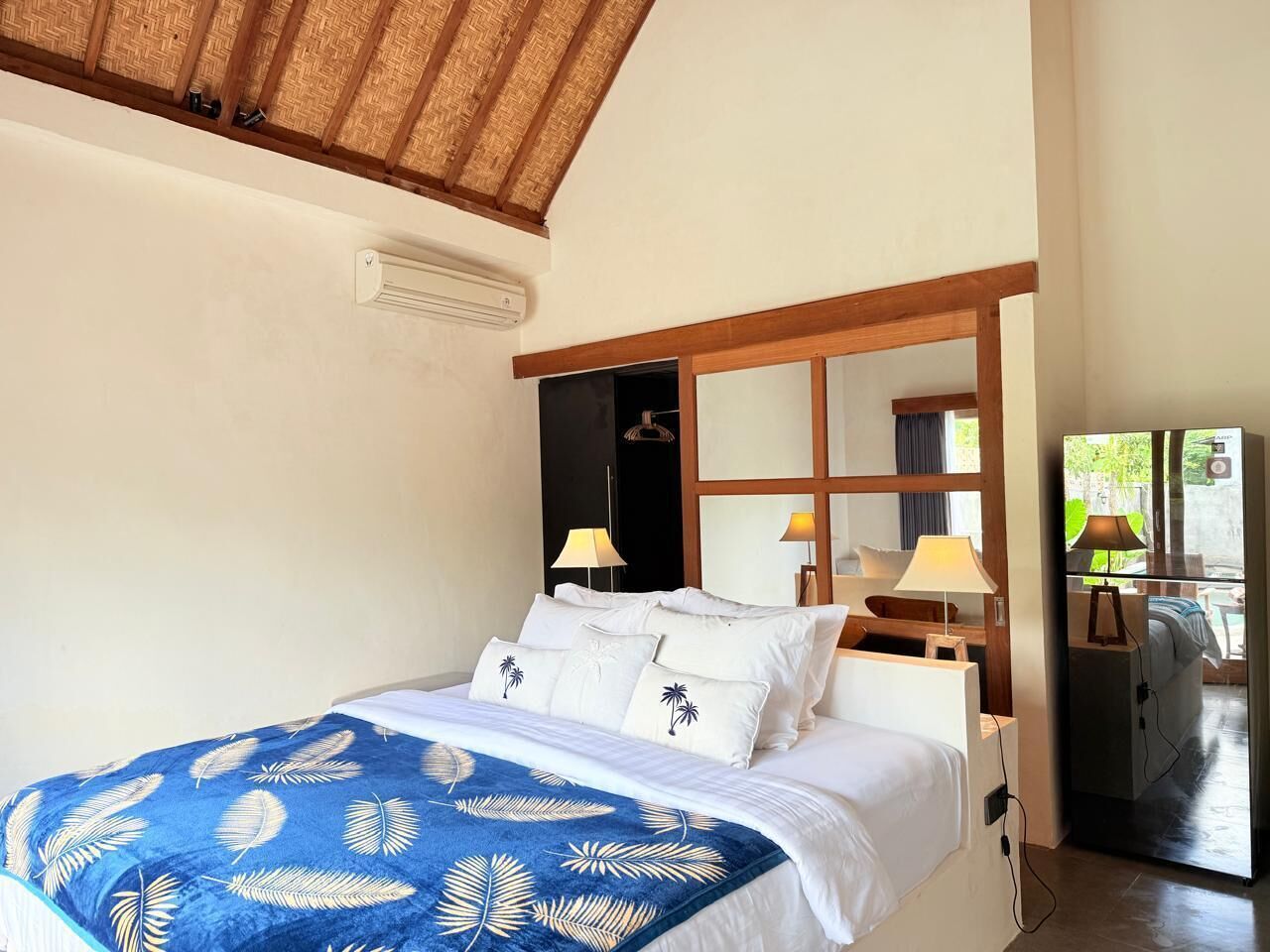 Habitación doble Deluxe, 1 cama King size, en el área del patio | 2 habitaciones, edredón, escritorio y wifi gratis 