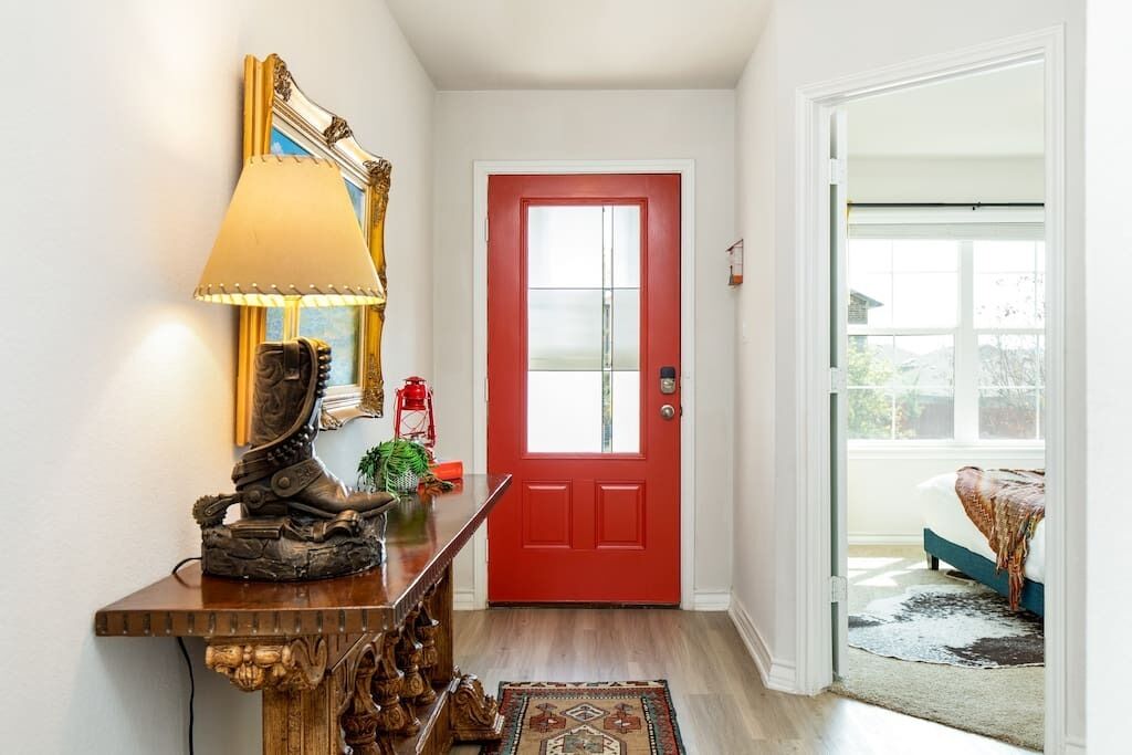 4 soverom, skrivebord, strykejern/-brett og reiseseng for barn