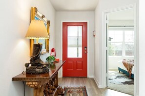 4 chambres, bureau, fer et planche à repasser, lit parapluie